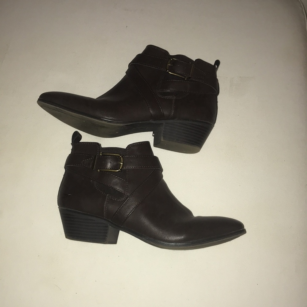 Sz 9 zip up brown bootie